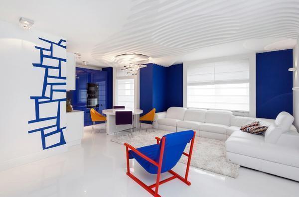 Преимущество сине-белой гостевой комнаты в том, что она создает атмосферу спокойствия и гармонии