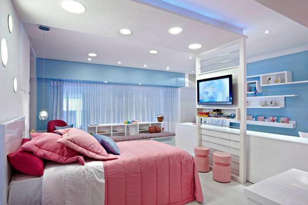 Используя яркие декоративные элементы или текстиль, можно оригинально разбавить интерьер голубой спальни 