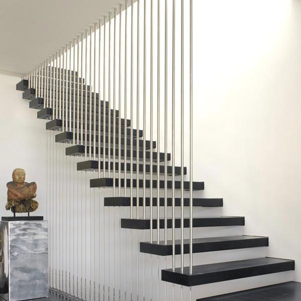 Отличным решением для интерьера, выполненного в стиле хай-тек или модерн, является использование лестницы, ступени которой крепятся к стене 