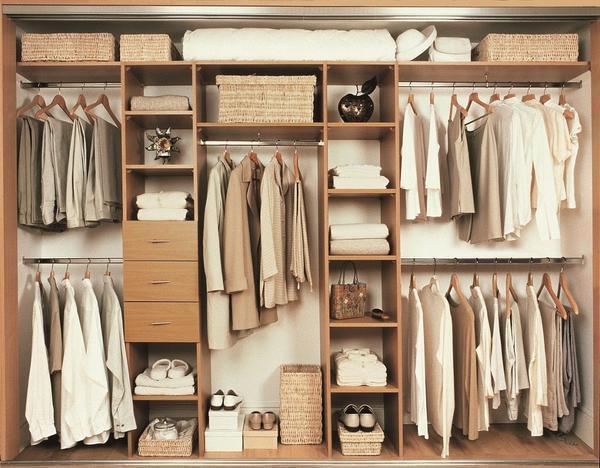 Среди преимуществ гардеробного шкафа стоит отметить хорошую вместительность и длительный срок эксплуатации 