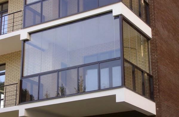 Выбирать дизайн алюминиевого балкона следует в зависимости от общего дизайна помещения 
