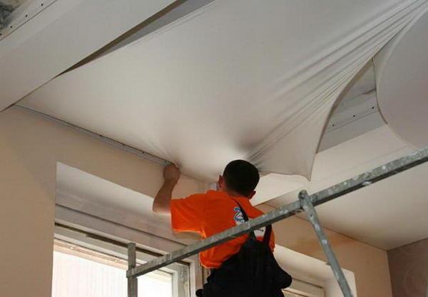 «Сухой» способ выравнивания потолка предполагает использование дополнительных материалов: натяжного полотна, плитки и т. п.