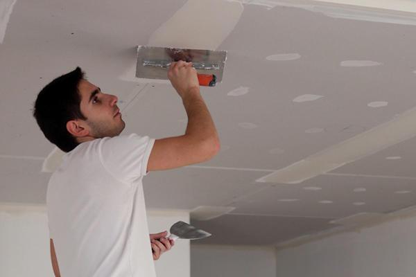 Использование штукатурки и шпаклевки считается самым популярным способом выравнивания потолка