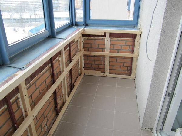 При обустройстве балкона специалисты рекомендуют утеплять пол и стены