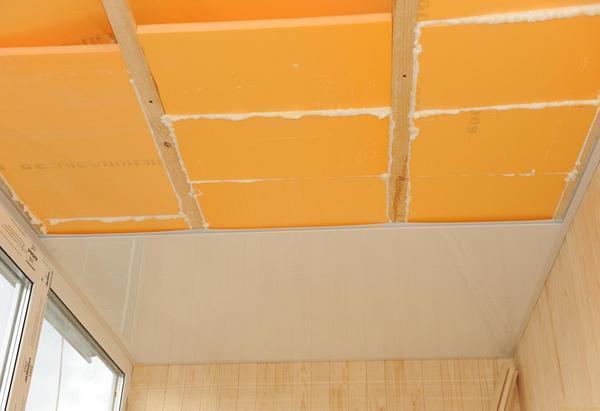 Благодаря пенопласту можно существенно улучшить теплоизоляционные свойства потолка на балконе