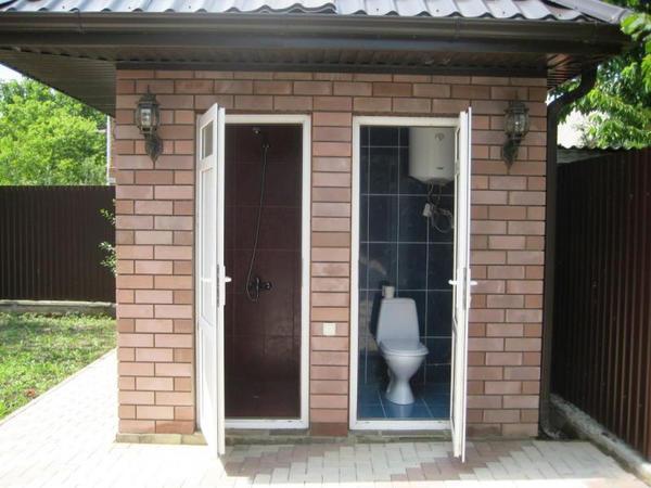 Достаточно удобным и практичным является туалет из кирпича на даче 