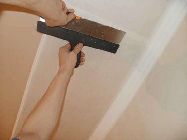 Обязательным этапом ремонтных работ перед монтажом гипсокартона является шпаклевание поверхностей стен