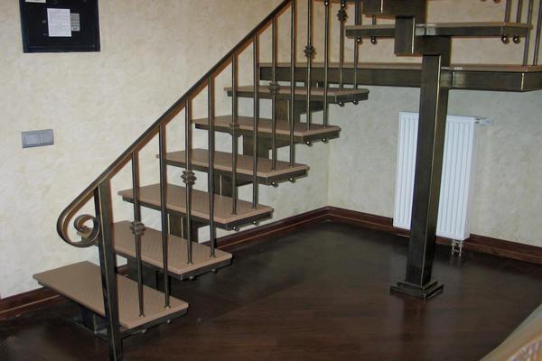Для ступеней лестницы лучше всего использовать алюминий или же один из видов стали