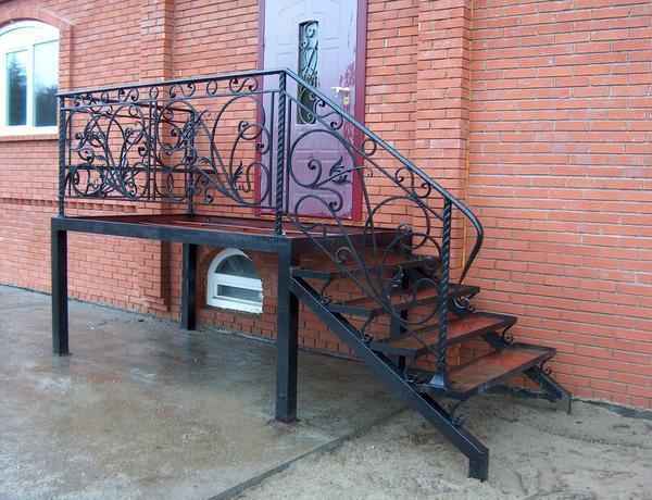 Среди преимуществ металлической лестницы стоит отметить красивый внешний вид и надежность 