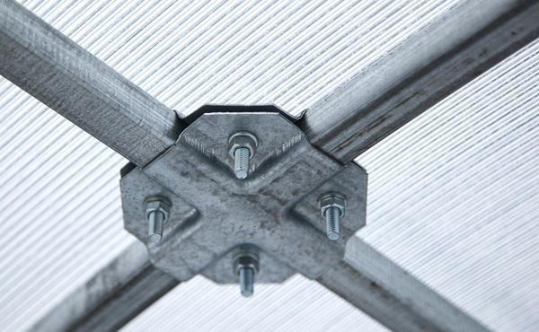 Крепеж для теплиц из поликарбоната может быть изготовлен из стали или алюминия 