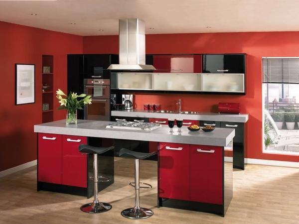 Обои цвета бордо способны подчеркнуть изысканность кухни в стиле хай-тек