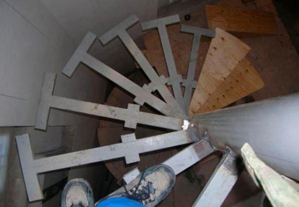 Основные размерные характеристики винтовой лестницы вычисляются на основе диаметра опорных труб и ширины марша