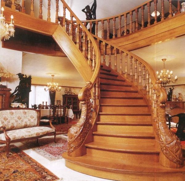 Красивая и большая деревянная лестница сделает интерьер помещения изысканным и элегантным 