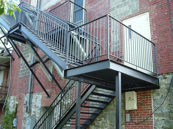 Металлические решетчатые ступени — наилучший вариант с точки зрения практичности для уличной лестницы