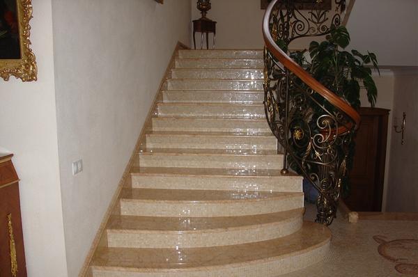 Кованные перила в сочетании с мраморной лестницей отлично вписываются в интерьер, выполненный в классическом стиле 