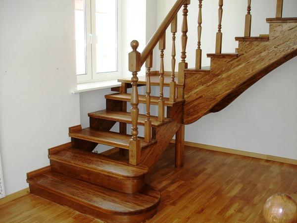 Если в доме есть маленькие дети, то лестница обязательно должна быть оснащена перилами 