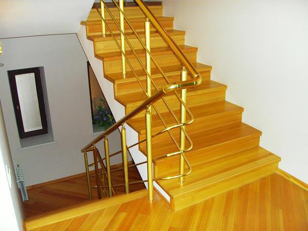 Преимущество отделки лестницы деревом в том, что это красиво и практично 