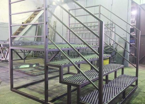 При изготовлении лестницы обязательно нужно использовать специальную металлическую просечку