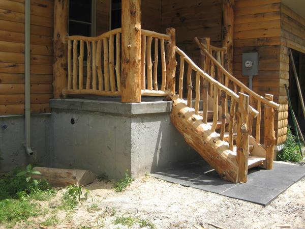 Для деревянных домов прекрасно подходят лестницы, изготовленные из бруса 