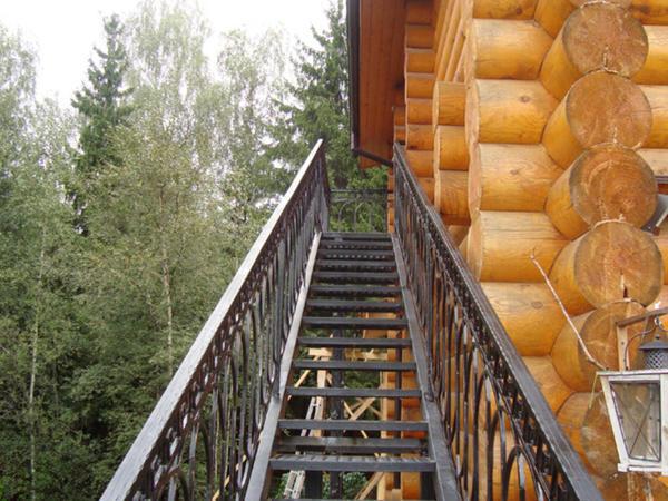 Лестницы на крышу дома частного сектора бывают нескольких видов