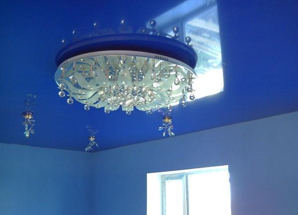 Делайте правильный выбор люстры, чтобы она подходила к поверхности потолка и обладала хорошим спектром освещения