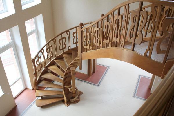 Винтовая лестница из дуба лучше всего подходит для обустройства помещения в классическом стиле