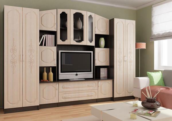Отличным решением для небольшой гостиной станет многофункциональная и вместительная мебельная стенка