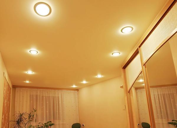 Натяжные потолки ПВХ имеют достаточно широкий температурный диапазон использования, однако, устанавливая встроенные светильники, нужно учитывать, что они также могут нагревать полотно 