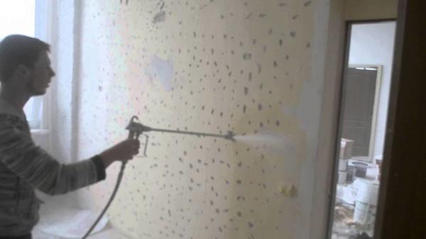 Перед оклейкой обоями, стены необходимо максимально очистить от пыли, остатков штукатурки и клея