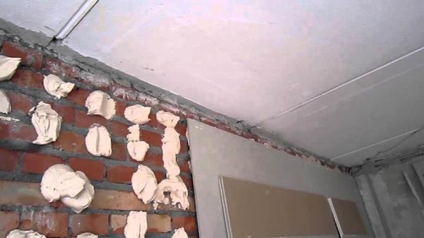 Быстро закрепить гипсокартонные листы на стену или потолок можно при помощи специального клея