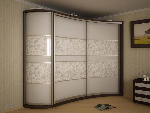 Для небольшой комнаты лучше всего подбирать красивый и стильный шкаф-купе с зеркальными или разрисованными дверцами