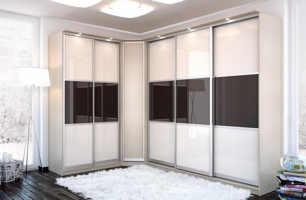 Благодаря угловому встроенному шкафу можно стильно и красиво украсить пустой угол в помещении