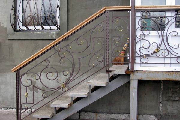 Лестница в дом с улицы может быть изготовлена из металла, дерева, бетона или камня 