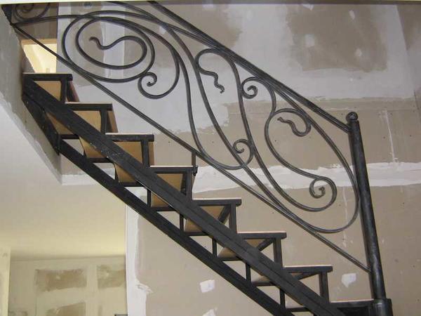 Перед тем как приобрести металлическое ограждение для лестницы, обязательно нужно ознакомиться с его качеством и прочностью