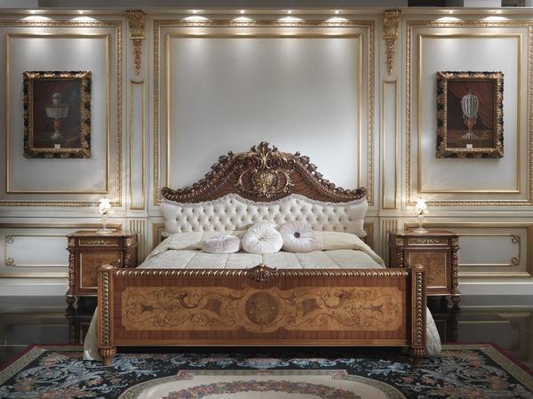 В качестве декоративных элементов для итальянской спальни отлично подойдут картины с объемной рамкой 