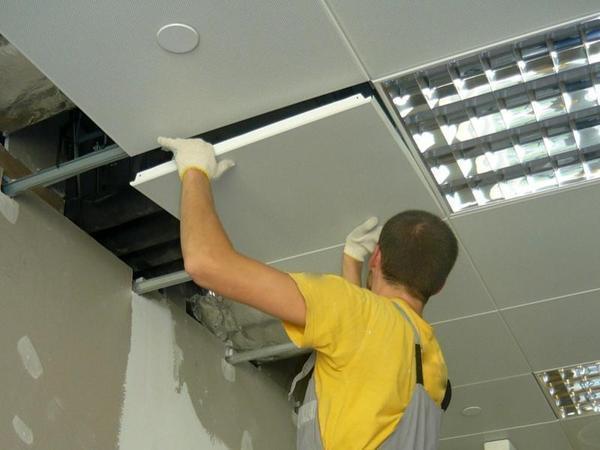 Монтаж подвесного потолка не сложный и справиться можно самому, без привлечения специалистов