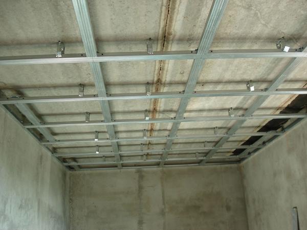С помощью гипоскартонной подвесной конструкции легко можно скрыть все недостатки потолка и зонировать пространство комнаты 