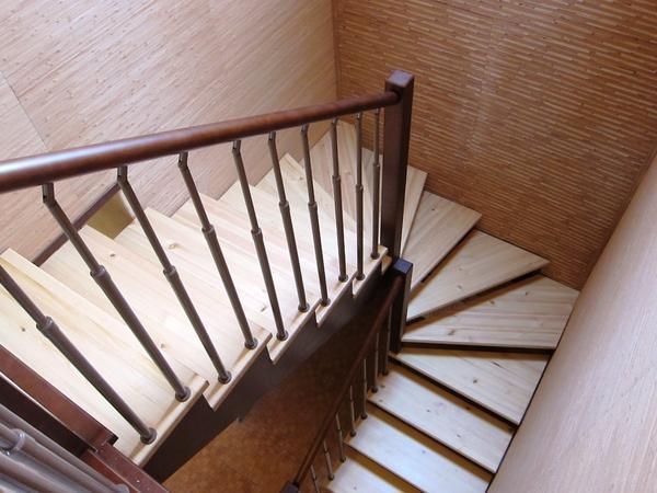 В домах, где проживают маленькие дети, поворотную лестницу рекомендуется оснастить перилами, чтобы избежать травм 