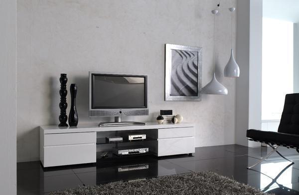 Тумба является не только подставкой для телевизора, но и мебелью для хранения различных бытовых предметов 