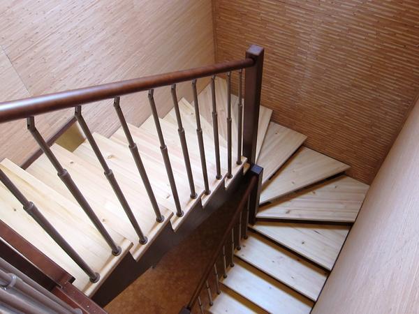 Забежные лестницы могут быть изготовлены как из металла, так и из дерева 