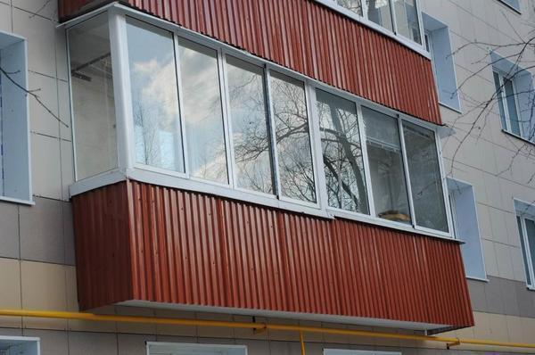 Для того чтобы быстро и качественно сделать облицовку балкона снаружи, лучше обратиться за квалифицированной помощью к специалистам 