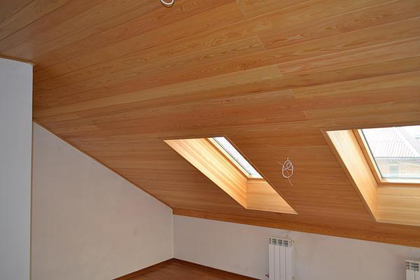 Деревянная обшивка потолка поможет придать интерьеру загородного дома целостность и гармоничность