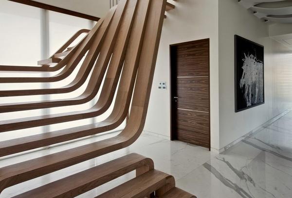 Лестницы с изогнутыми изящными линиями отлично впишутся в интерьер, выполненный в стиле хай-тек или модерн 
