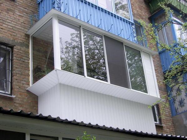 Преимущество алюминиевых окон для балконного помещения заключается в прочности и легкости 
