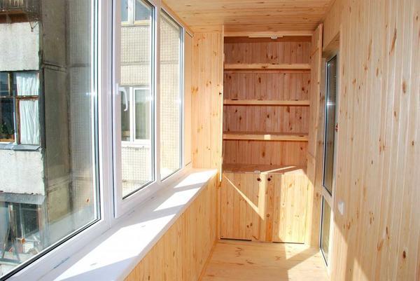 Если вы решили отделать балкон деревянной вагонкой, тогда сперва следует грамотно продумать дизайн помещения и подготовить материалы для работы 