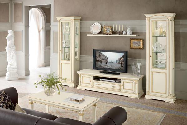 Если вы решили обустроить гостиную в классическом стиле, тогда лучше обратить внимание на качественную мебель, которую производят в Италии