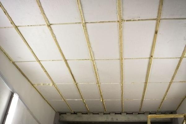 Осуществить теплоизоляция потолка в гараже можно при помощи пенопласта, стекловаты или минеральной ваты