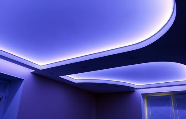 Гипсокартонные потолки со скрытой подсветкой выглядят очень красиво, но монтаж их достаточно сложный