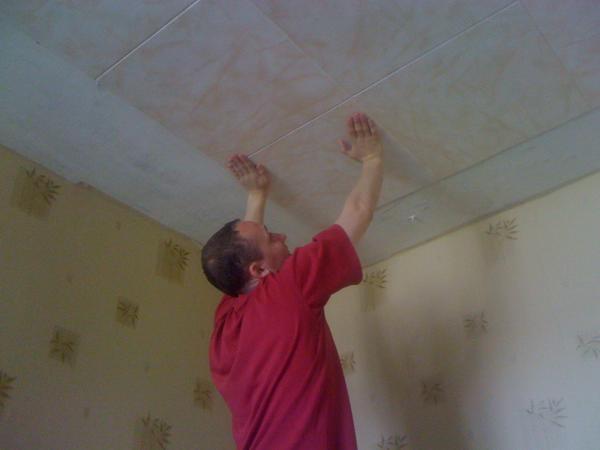 Монтаж бесшовной плитки на потолок не требует особых навыков и его можно осуществить своими руками