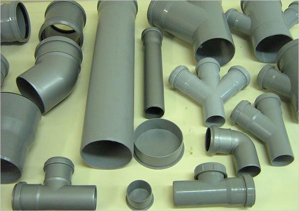 В отличие от металлических, трубы из полимеров и пластика стоят значительно дешевле